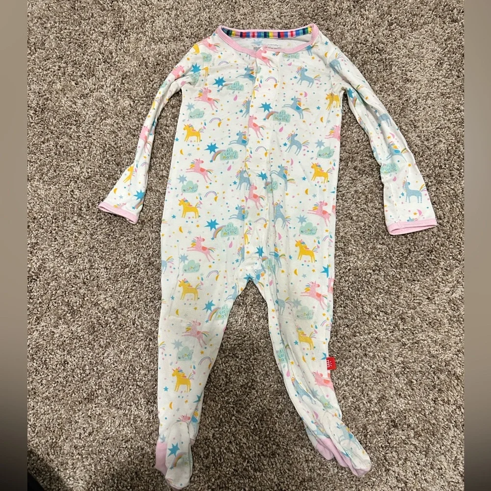 Magnetic me onsie size 6-9 months and 12-18 months - Picture 1 of 6